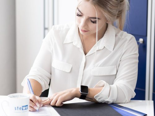 stewe mitarbeiter weiblich arbeitend e1643119902991